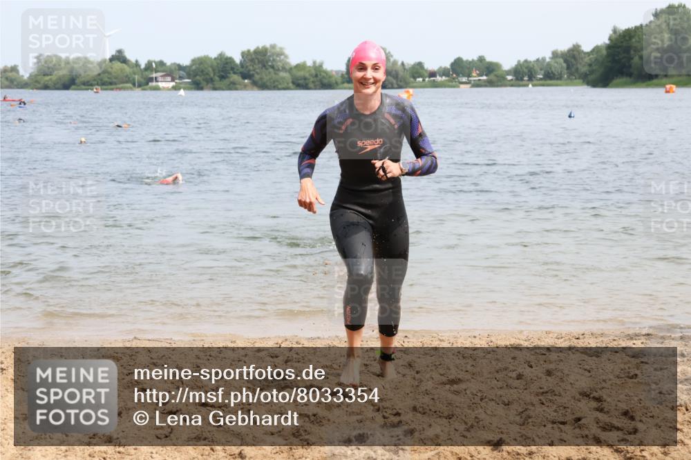 15.06.2025 - 27. Vierlanden-Triathlon Lena Gebhardt http://msf.ph/oto/8033354 15.06.2025 11:17:13 Schwimmen 911, 944, 945, 979 meine-sportfotos.de