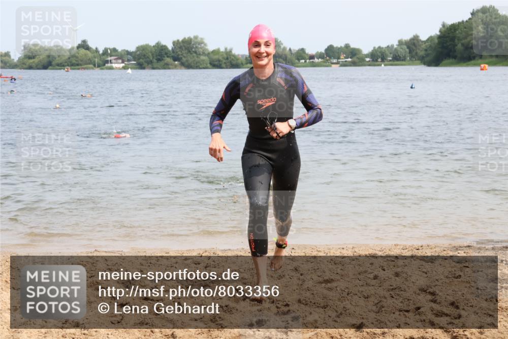 15.06.2025 - 27. Vierlanden-Triathlon Lena Gebhardt http://msf.ph/oto/8033356 15.06.2025 11:17:14 Schwimmen 911, 944, 945, 979 meine-sportfotos.de