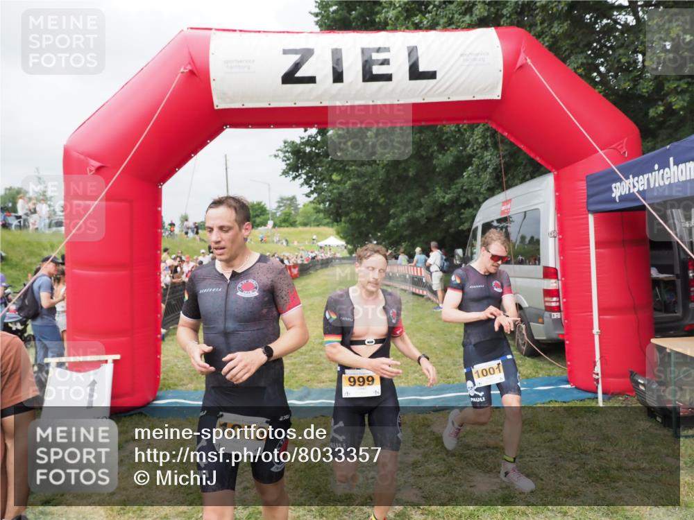 21.06.2025 - 27. Vierlanden-Triathlon MichiJ http://msf.ph/oto/8033357 15.06.2026 12:54:34 Ziel 999, 1000, 1001, 1003 meine-sportfotos.de