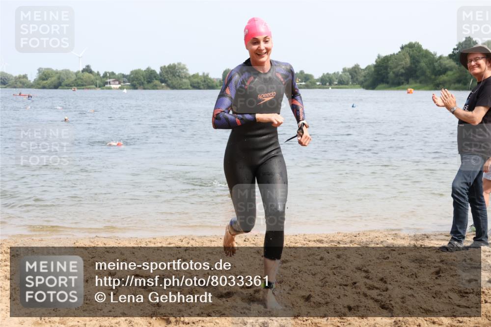 15.06.2025 - 27. Vierlanden-Triathlon Lena Gebhardt http://msf.ph/oto/8033361 15.06.2025 11:17:14 Schwimmen 911, 944, 945, 979 meine-sportfotos.de