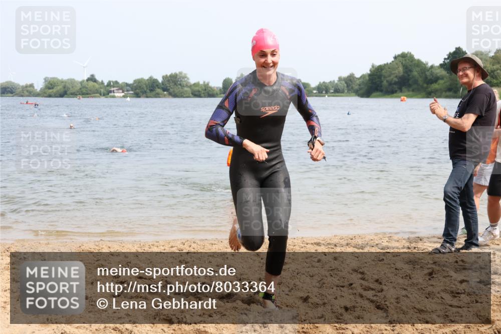 15.06.2025 - 27. Vierlanden-Triathlon Lena Gebhardt http://msf.ph/oto/8033364 15.06.2025 11:17:14 Schwimmen 911, 944, 945, 979 meine-sportfotos.de