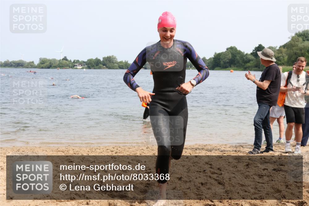 15.06.2025 - 27. Vierlanden-Triathlon Lena Gebhardt http://msf.ph/oto/8033368 15.06.2025 11:17:14 Schwimmen 911, 944, 945, 979 meine-sportfotos.de