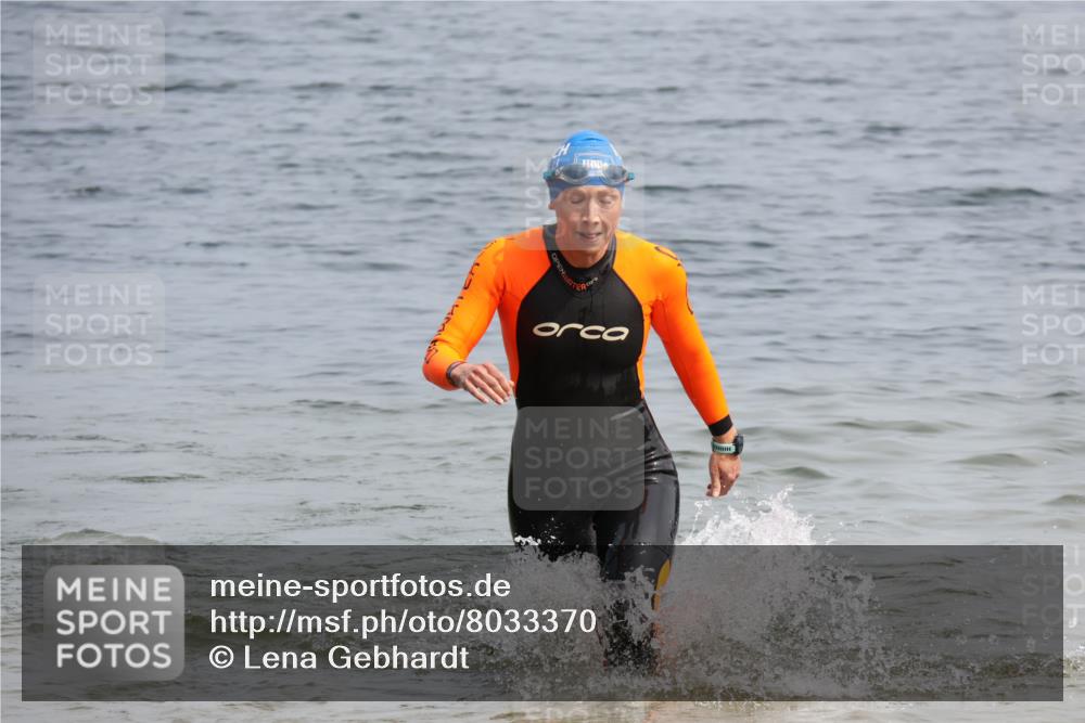 15.06.2025 - 27. Vierlanden-Triathlon Lena Gebhardt http://msf.ph/oto/8033370 15.06.2025 11:17:15 Schwimmen 911, 944, 945, 979 meine-sportfotos.de