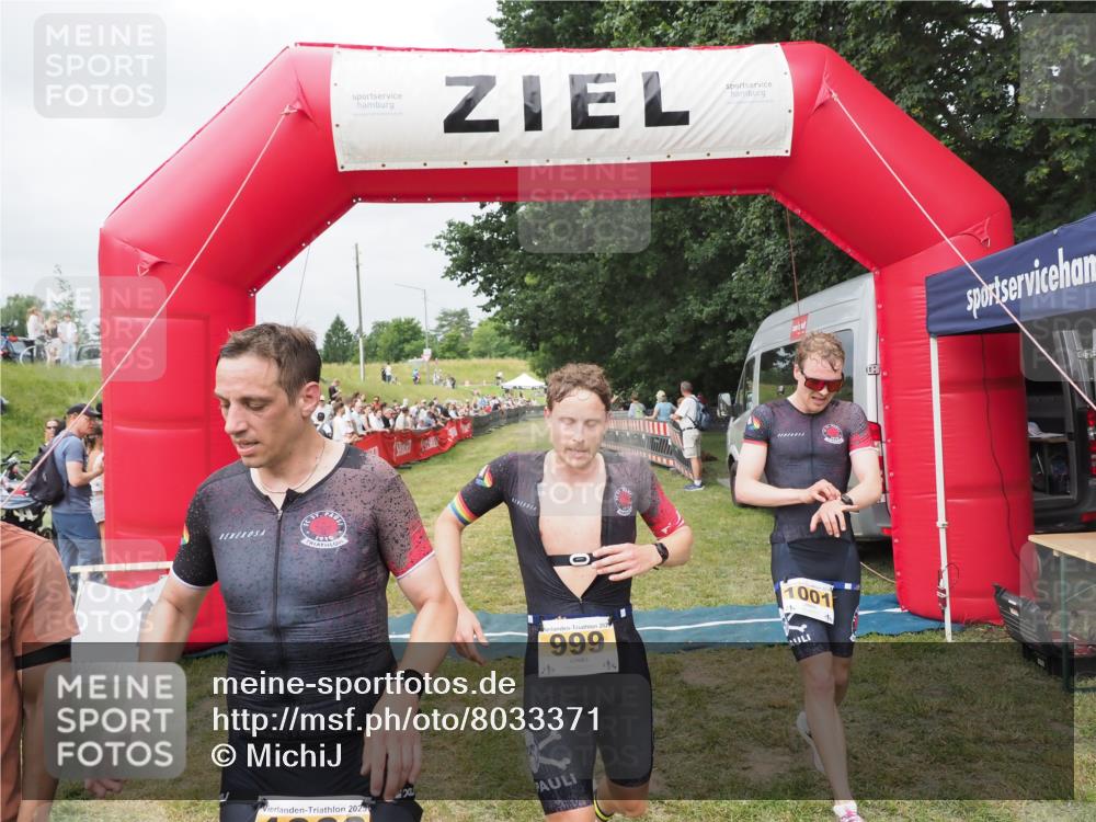 21.06.2025 - 27. Vierlanden-Triathlon MichiJ http://msf.ph/oto/8033371 15.06.2026 12:54:35 Ziel 999, 1000, 1001, 1003 meine-sportfotos.de