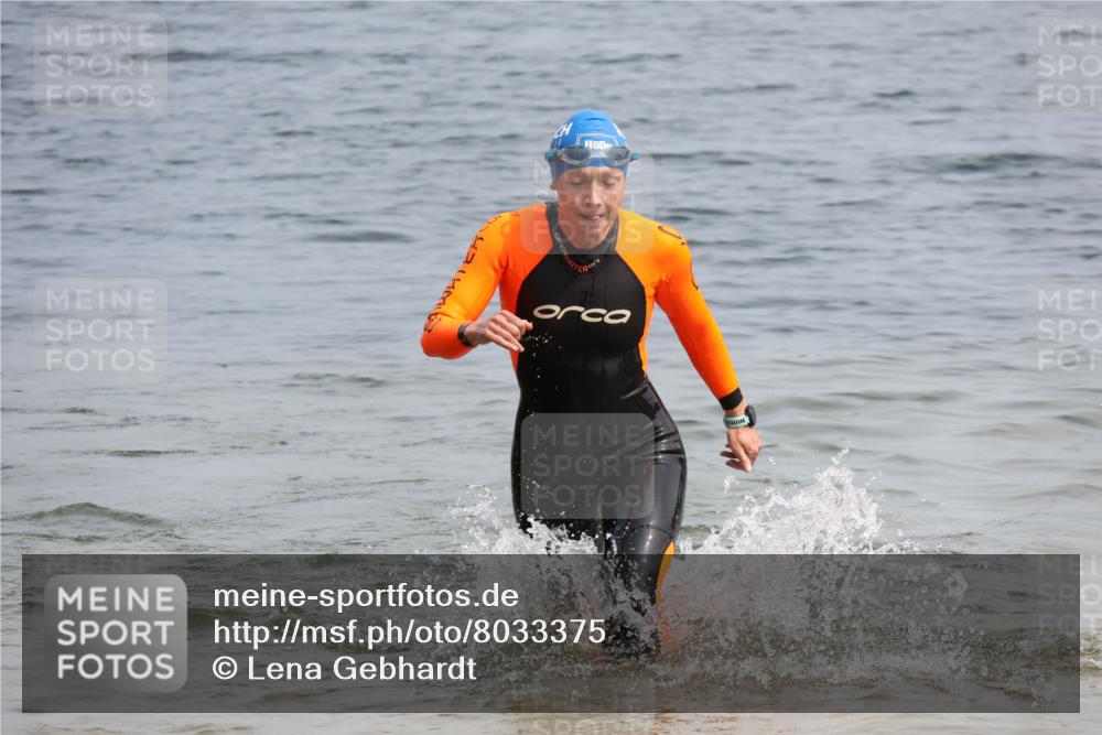 15.06.2025 - 27. Vierlanden-Triathlon Lena Gebhardt http://msf.ph/oto/8033375 15.06.2025 11:17:15 Schwimmen 911, 944, 945, 979 meine-sportfotos.de