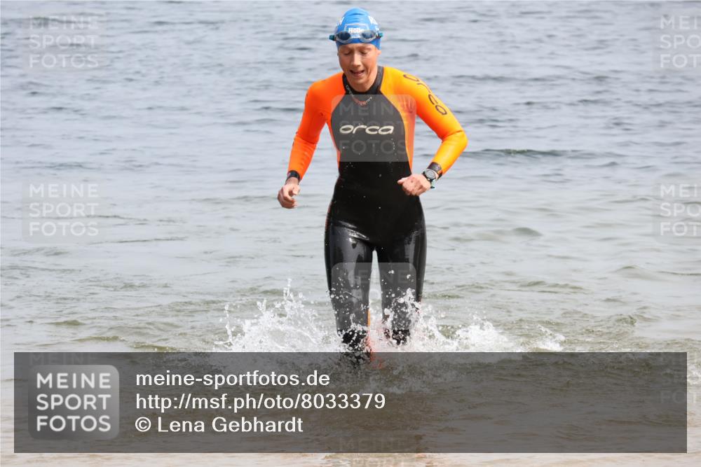 15.06.2025 - 27. Vierlanden-Triathlon Lena Gebhardt http://msf.ph/oto/8033379 15.06.2025 11:17:16 Schwimmen 911, 944, 945, 979 meine-sportfotos.de