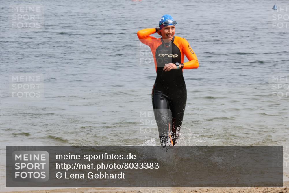 15.06.2025 - 27. Vierlanden-Triathlon Lena Gebhardt http://msf.ph/oto/8033383 15.06.2025 11:17:17 Schwimmen 911, 944, 979 meine-sportfotos.de