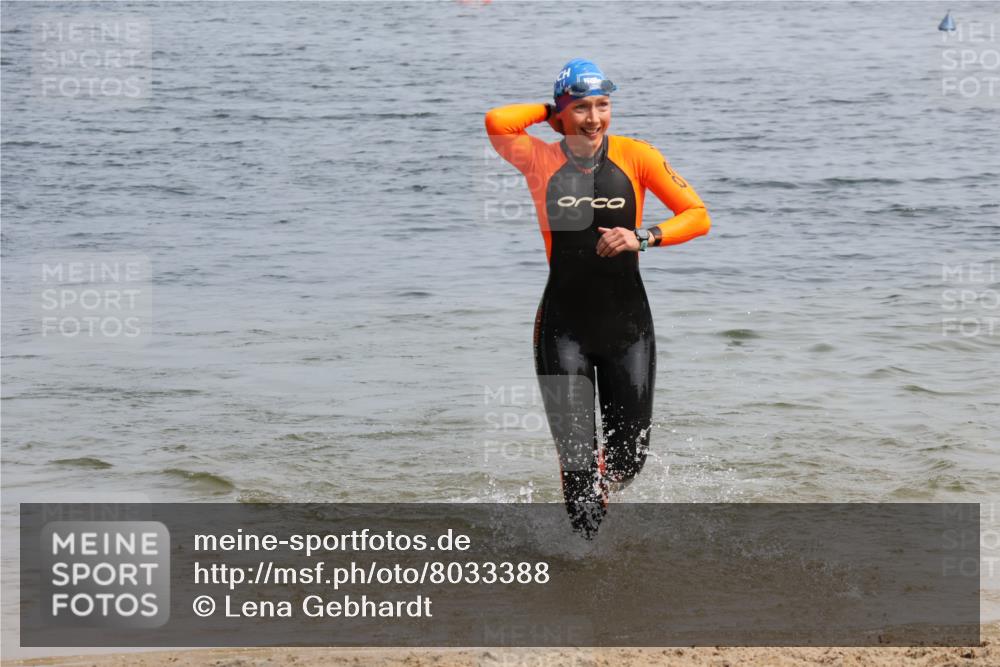 15.06.2025 - 27. Vierlanden-Triathlon Lena Gebhardt http://msf.ph/oto/8033388 15.06.2025 11:17:17 Schwimmen 911, 944, 979 meine-sportfotos.de