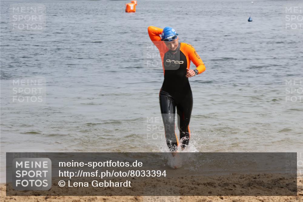 15.06.2025 - 27. Vierlanden-Triathlon Lena Gebhardt http://msf.ph/oto/8033394 15.06.2025 11:17:17 Schwimmen 911, 944, 979 meine-sportfotos.de