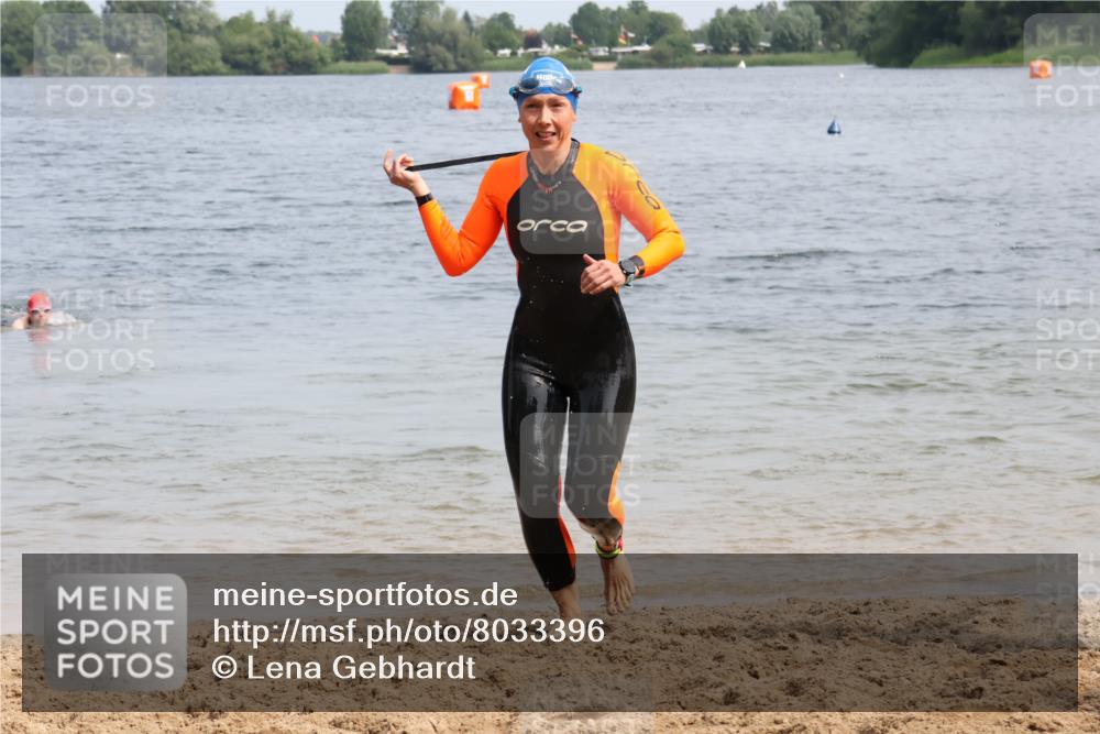 15.06.2025 - 27. Vierlanden-Triathlon Lena Gebhardt http://msf.ph/oto/8033396 15.06.2025 11:17:19 Schwimmen 911, 944, 979 meine-sportfotos.de