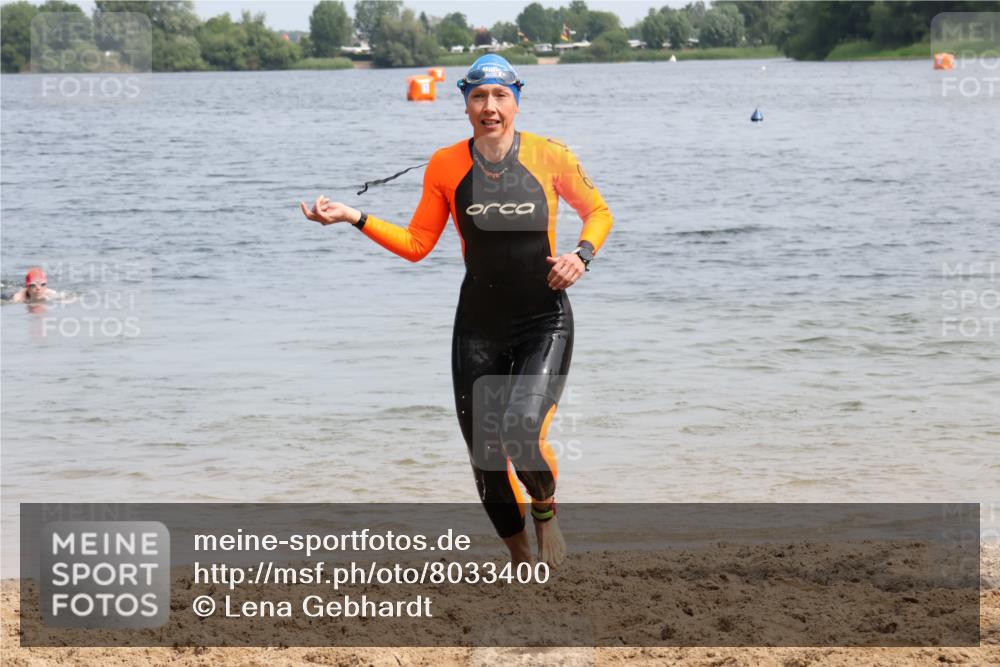 15.06.2025 - 27. Vierlanden-Triathlon Lena Gebhardt http://msf.ph/oto/8033400 15.06.2025 11:17:19 Schwimmen 911, 944, 979 meine-sportfotos.de
