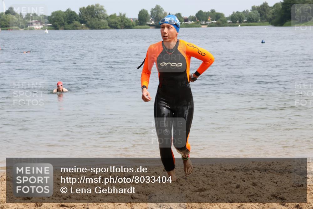 15.06.2025 - 27. Vierlanden-Triathlon Lena Gebhardt http://msf.ph/oto/8033404 15.06.2025 11:17:19 Schwimmen 911, 944, 979 meine-sportfotos.de