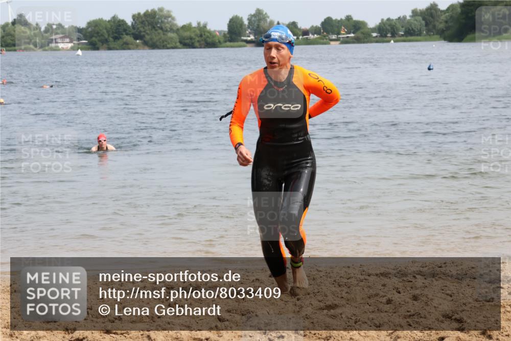 15.06.2025 - 27. Vierlanden-Triathlon Lena Gebhardt http://msf.ph/oto/8033409 15.06.2025 11:17:20 Schwimmen 911, 944, 979 meine-sportfotos.de