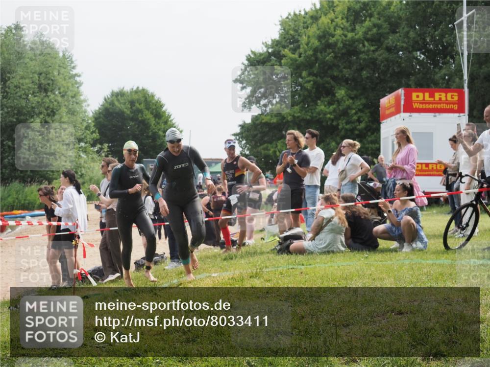 15.06.2025 - 27. Vierlanden-Triathlon KatJ http://msf.ph/oto/8033411 15.06.2025 11:15:51 Schwimmen 881, 919, 927, 946, 951, 960 meine-sportfotos.de