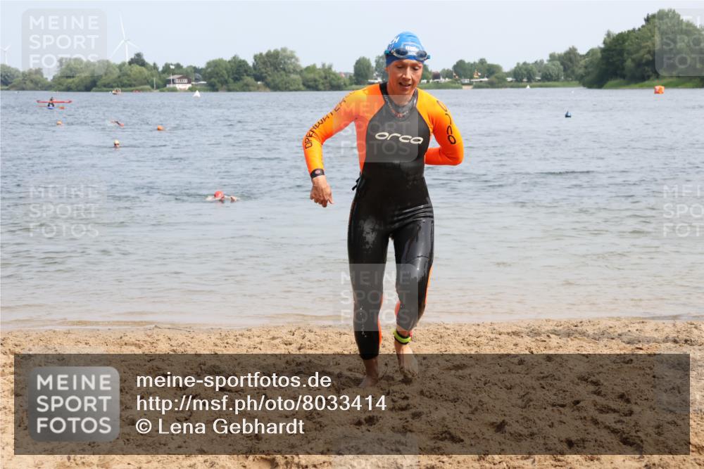 15.06.2025 - 27. Vierlanden-Triathlon Lena Gebhardt http://msf.ph/oto/8033414 15.06.2025 11:17:20 Schwimmen 911, 944, 979 meine-sportfotos.de