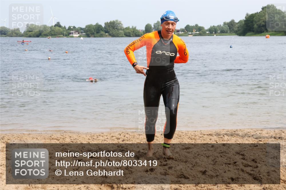 15.06.2025 - 27. Vierlanden-Triathlon Lena Gebhardt http://msf.ph/oto/8033419 15.06.2025 11:17:20 Schwimmen 911, 944, 979 meine-sportfotos.de