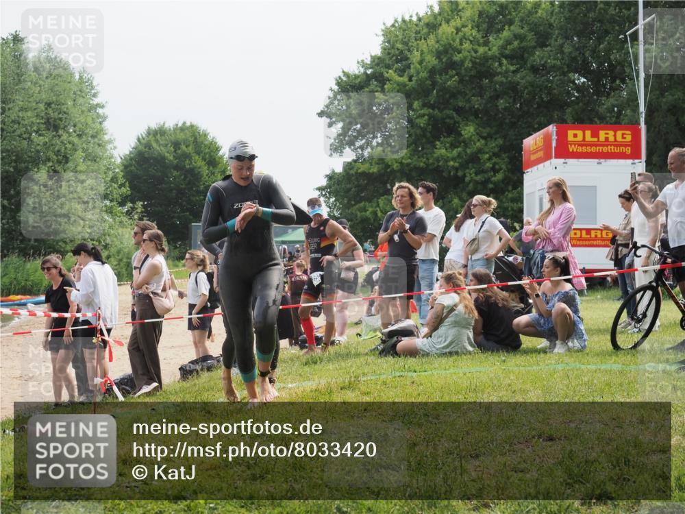 15.06.2025 - 27. Vierlanden-Triathlon KatJ http://msf.ph/oto/8033420 15.06.2025 11:15:52 Schwimmen 881, 919, 927, 946, 951, 960 meine-sportfotos.de