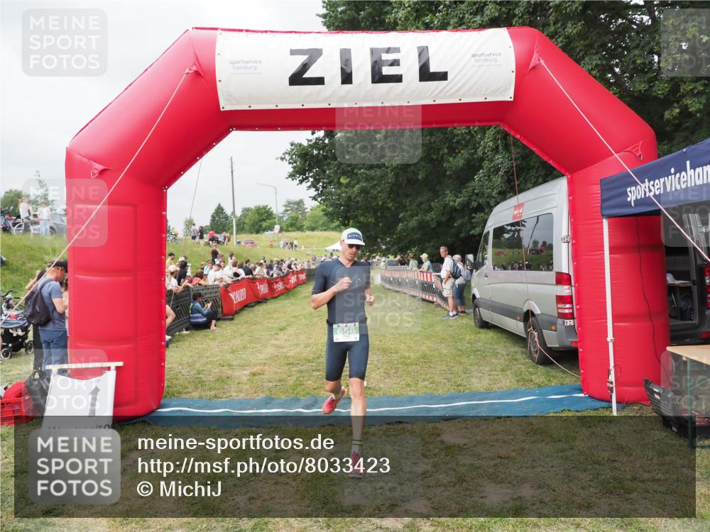 21.06.2025 - 27. Vierlanden-Triathlon MichiJ http://msf.ph/oto/8033423 15.06.2026 12:55:10 Ziel 656 meine-sportfotos.de