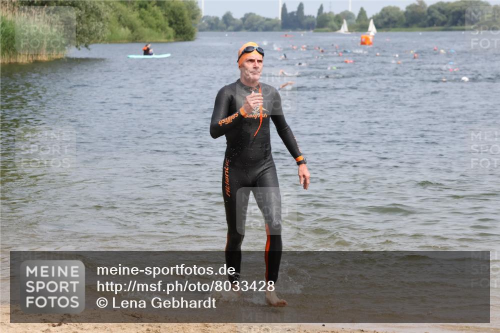 15.06.2025 - 27. Vierlanden-Triathlon Lena Gebhardt http://msf.ph/oto/8033428 15.06.2025 11:17:28 Schwimmen 849, 911, 973 meine-sportfotos.de