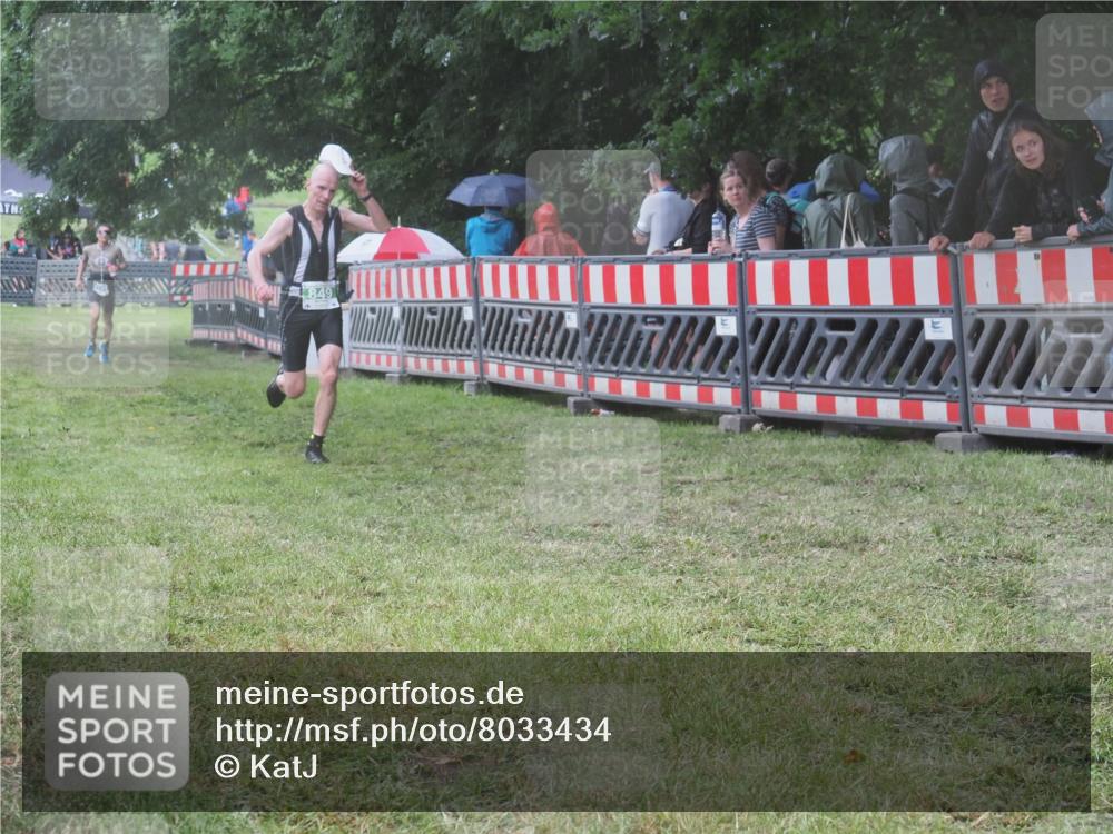 21.06.2025 - 27. Vierlanden-Triathlon KatJ http://msf.ph/oto/8033434 15.06.2025 13:45:13 Ziel 849 meine-sportfotos.de