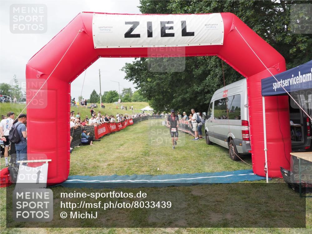 21.06.2025 - 27. Vierlanden-Triathlon MichiJ http://msf.ph/oto/8033439 15.06.2026 12:55:17 Ziel 116, 656 meine-sportfotos.de