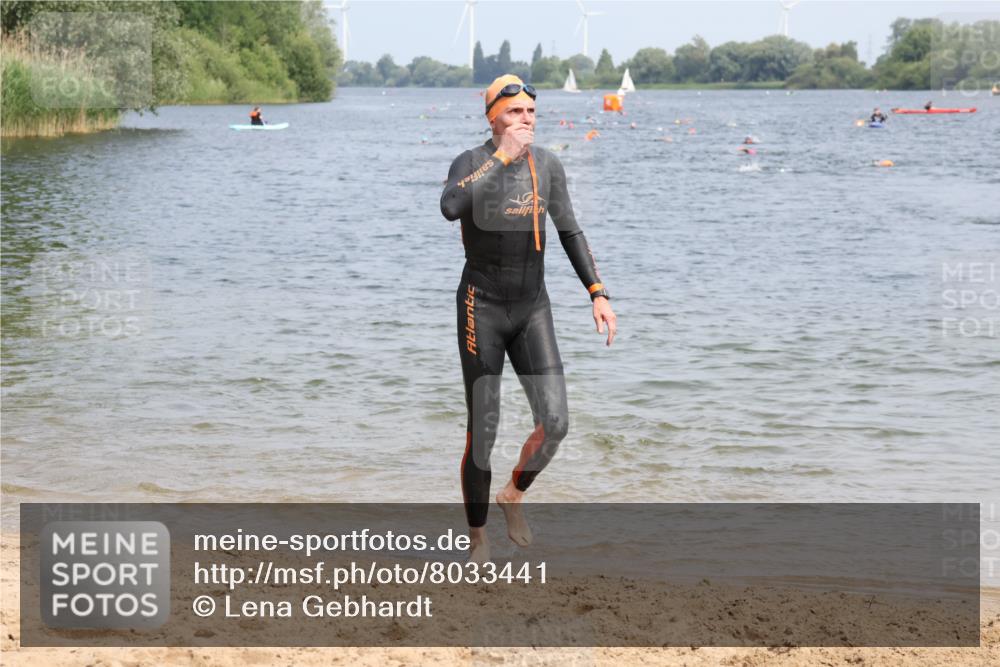 15.06.2025 - 27. Vierlanden-Triathlon Lena Gebhardt http://msf.ph/oto/8033441 15.06.2025 11:17:29 Schwimmen 849, 911, 973 meine-sportfotos.de
