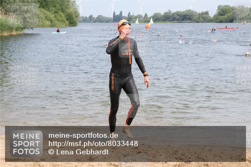 15.06.2025 - 27. Vierlanden-Triathlon Lena Gebhardt http://msf.ph/oto/8033448 15.06.2025 11:17:29 Schwimmen 849, 911, 973 meine-sportfotos.de