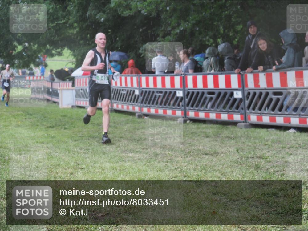 21.06.2025 - 27. Vierlanden-Triathlon KatJ http://msf.ph/oto/8033451 15.06.2025 13:45:13 Ziel 849 meine-sportfotos.de