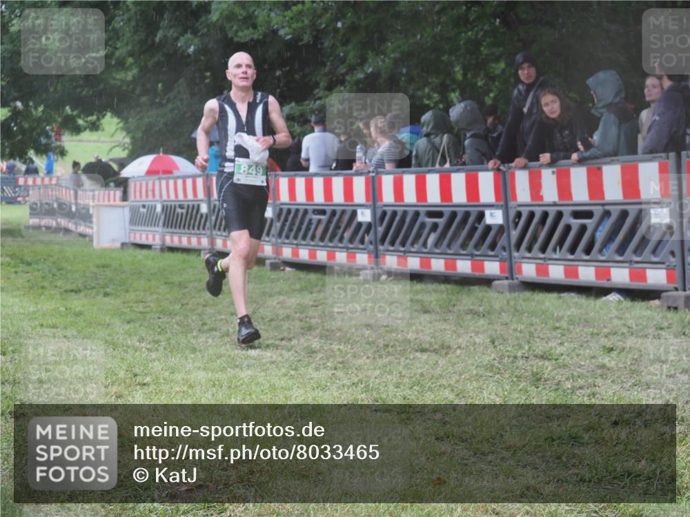 21.06.2025 - 27. Vierlanden-Triathlon KatJ http://msf.ph/oto/8033465 15.06.2025 13:45:14 Ziel 849, 1127 meine-sportfotos.de