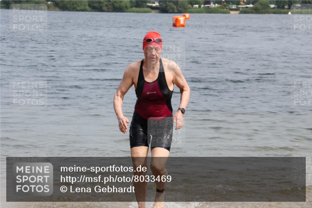 15.06.2025 - 27. Vierlanden-Triathlon Lena Gebhardt http://msf.ph/oto/8033469 15.06.2025 11:17:34 Schwimmen 849, 973 meine-sportfotos.de