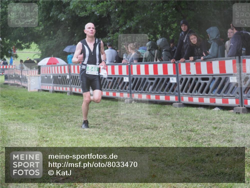 21.06.2025 - 27. Vierlanden-Triathlon KatJ http://msf.ph/oto/8033470 15.06.2025 13:45:14 Ziel 849, 1127 meine-sportfotos.de