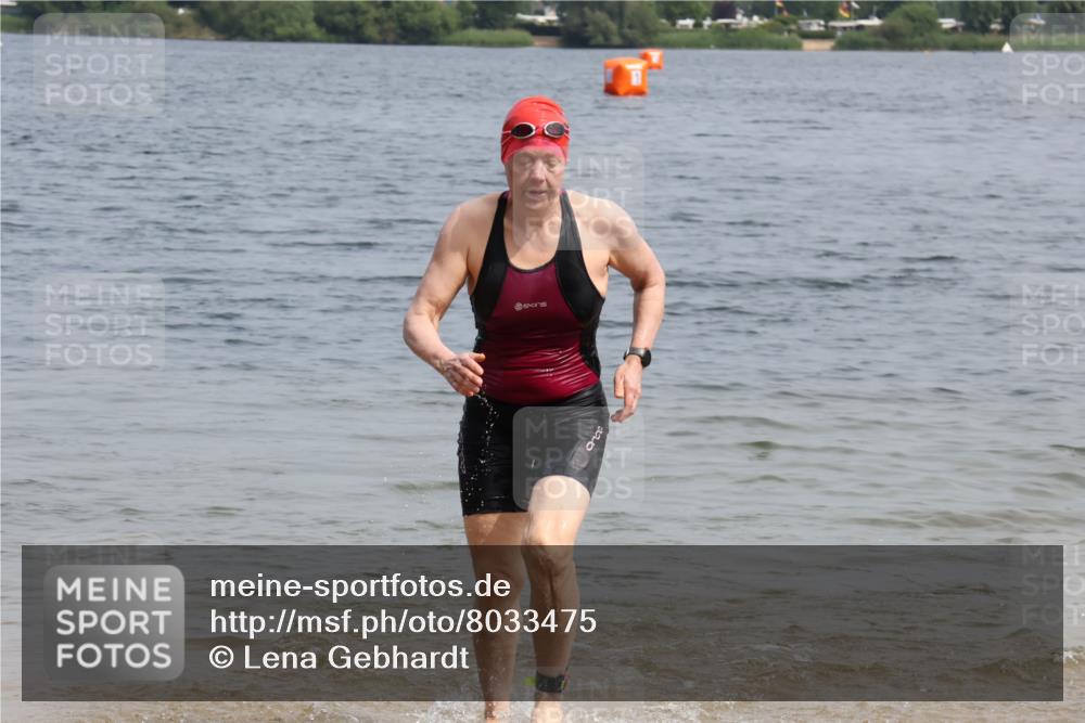 15.06.2025 - 27. Vierlanden-Triathlon Lena Gebhardt http://msf.ph/oto/8033475 15.06.2025 11:17:34 Schwimmen 849, 973 meine-sportfotos.de
