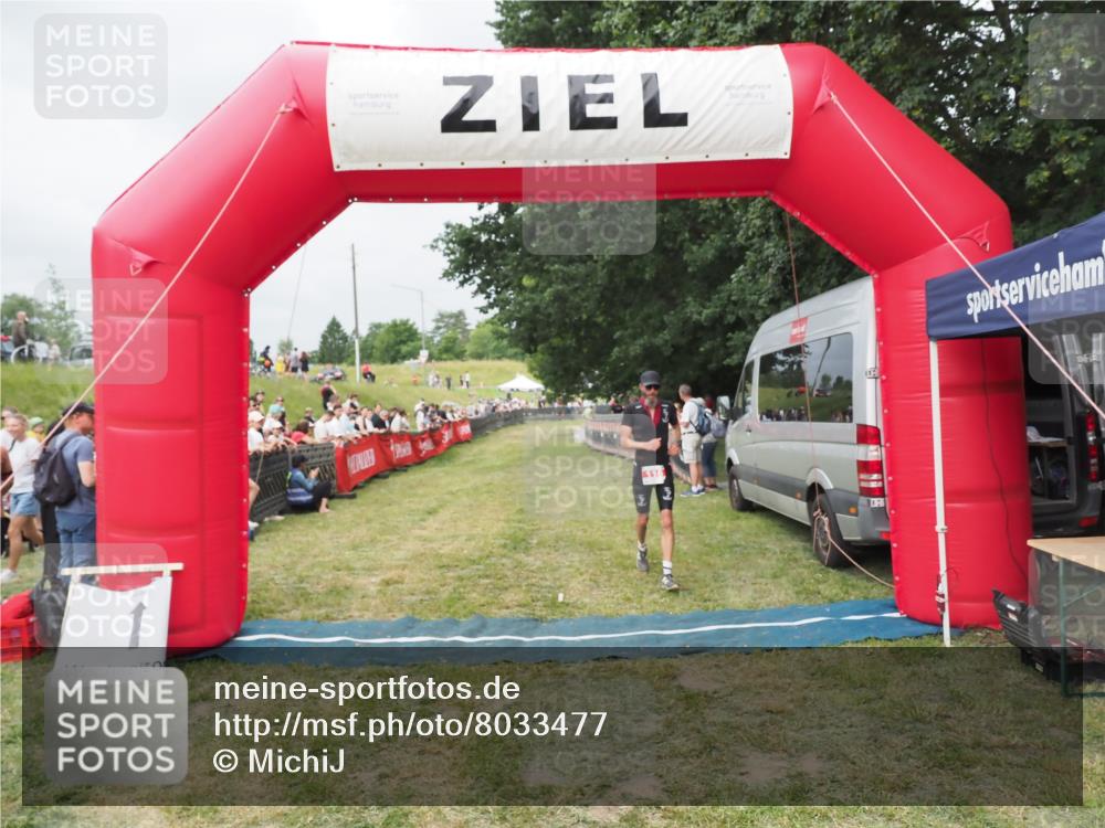 21.06.2025 - 27. Vierlanden-Triathlon MichiJ http://msf.ph/oto/8033477 15.06.2026 12:55:18 Ziel 116 meine-sportfotos.de