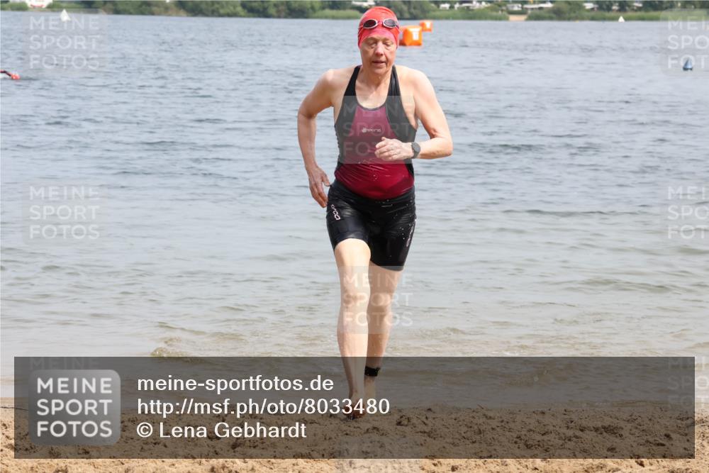 15.06.2025 - 27. Vierlanden-Triathlon Lena Gebhardt http://msf.ph/oto/8033480 15.06.2025 11:17:34 Schwimmen 849, 973 meine-sportfotos.de