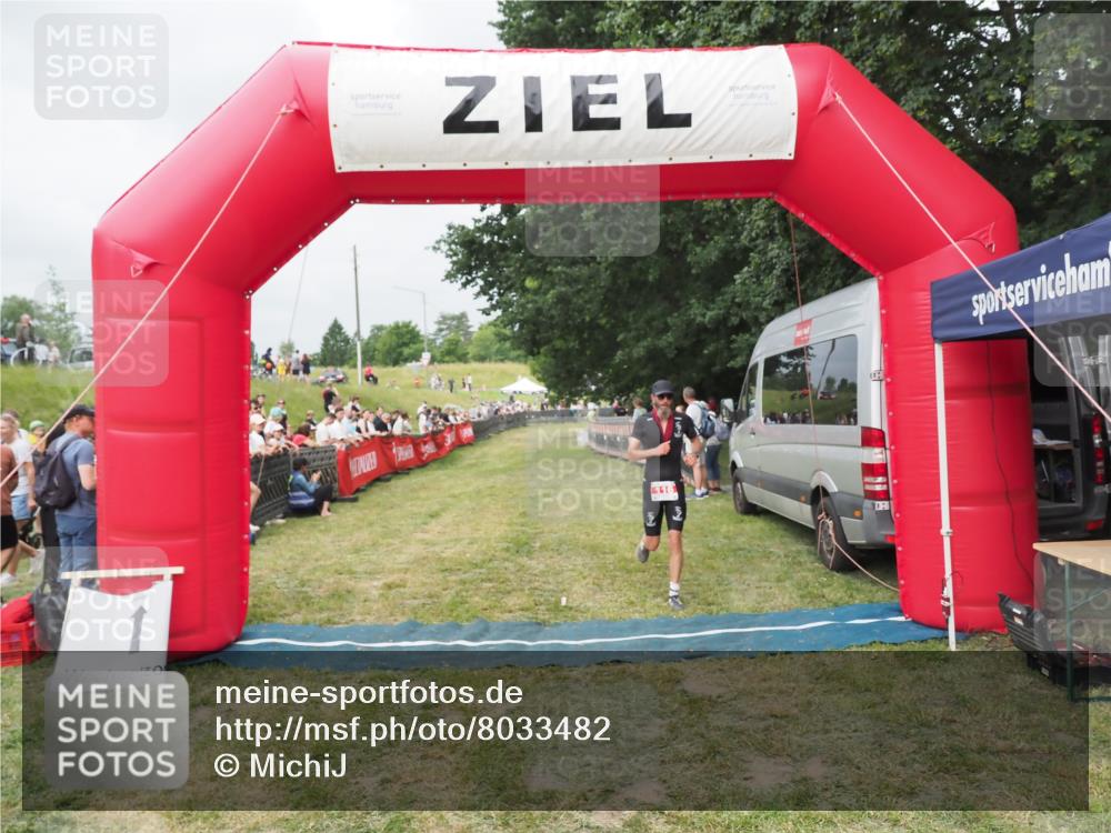 21.06.2025 - 27. Vierlanden-Triathlon MichiJ http://msf.ph/oto/8033482 15.06.2026 12:55:18 Ziel 116 meine-sportfotos.de