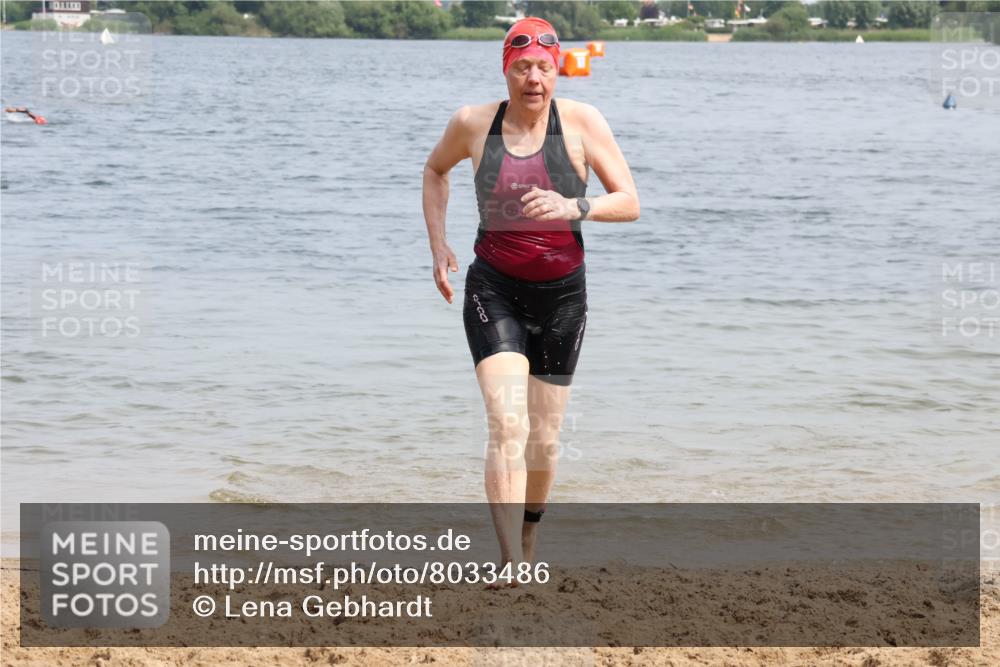 15.06.2025 - 27. Vierlanden-Triathlon Lena Gebhardt http://msf.ph/oto/8033486 15.06.2025 11:17:34 Schwimmen 849, 973 meine-sportfotos.de