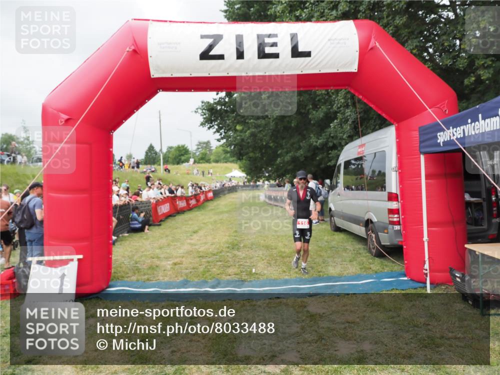 21.06.2025 - 27. Vierlanden-Triathlon MichiJ http://msf.ph/oto/8033488 15.06.2026 12:55:18 Ziel 116 meine-sportfotos.de