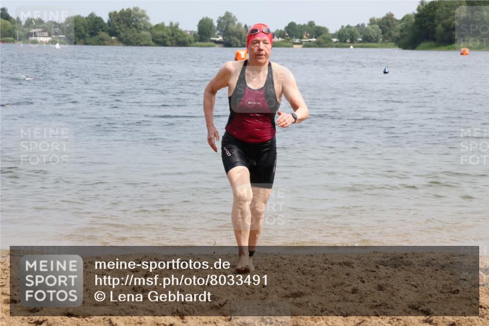15.06.2025 - 27. Vierlanden-Triathlon Lena Gebhardt http://msf.ph/oto/8033491 15.06.2025 11:17:35 Schwimmen 849, 973 meine-sportfotos.de