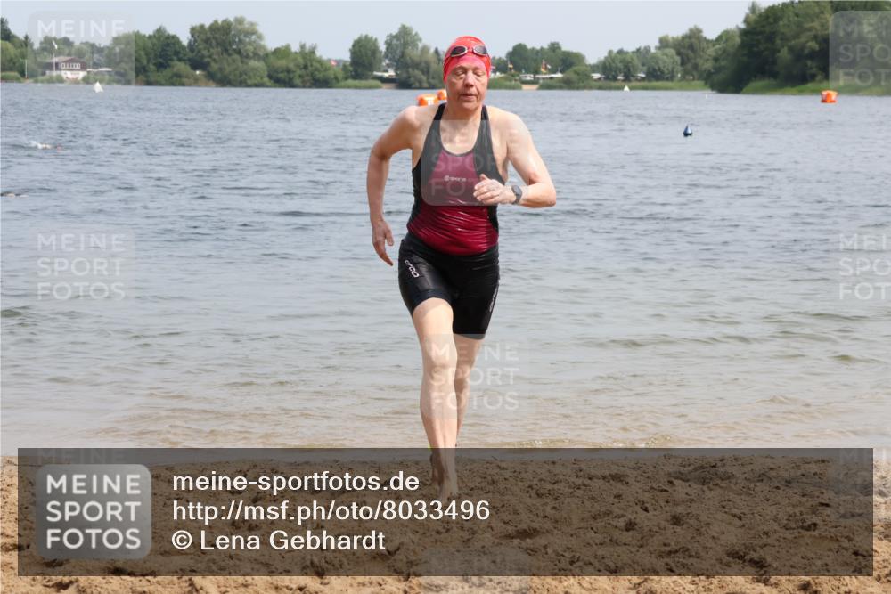 15.06.2025 - 27. Vierlanden-Triathlon Lena Gebhardt http://msf.ph/oto/8033496 15.06.2025 11:17:35 Schwimmen 849, 973 meine-sportfotos.de