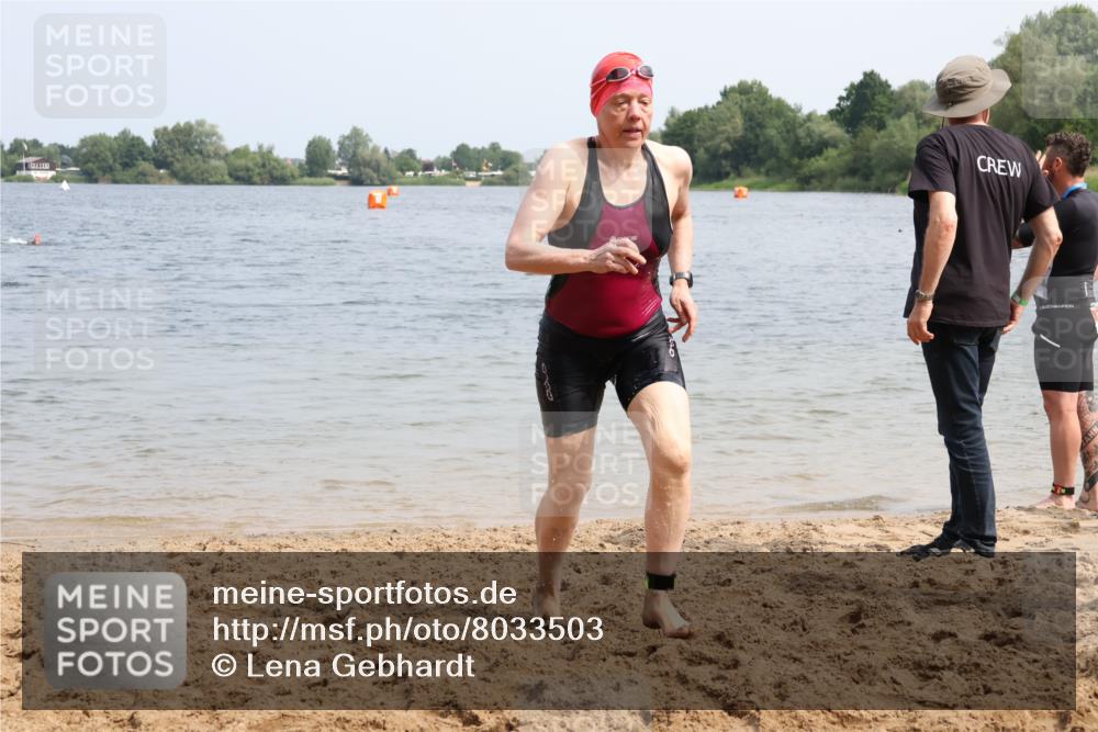 15.06.2025 - 27. Vierlanden-Triathlon Lena Gebhardt http://msf.ph/oto/8033503 15.06.2025 11:17:36 Schwimmen 849, 973 meine-sportfotos.de