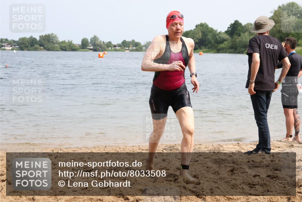 15.06.2025 - 27. Vierlanden-Triathlon Lena Gebhardt http://msf.ph/oto/8033508 15.06.2025 11:17:36 Schwimmen 849, 973 meine-sportfotos.de