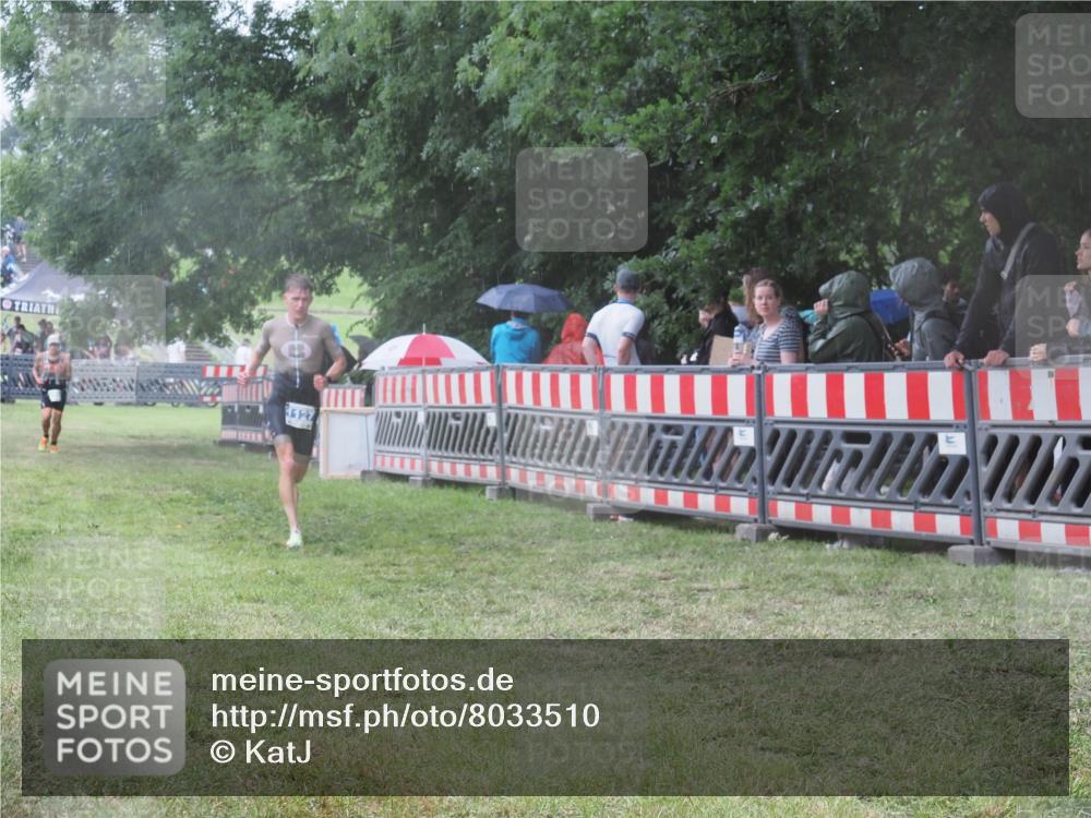 21.06.2025 - 27. Vierlanden-Triathlon KatJ http://msf.ph/oto/8033510 15.06.2025 13:45:25 Ziel 830, 1127 meine-sportfotos.de
