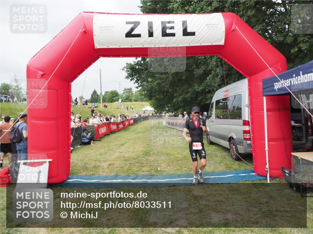 21.06.2025 - 27. Vierlanden-Triathlon MichiJ http://msf.ph/oto/8033511 15.06.2026 12:55:18 Ziel 116 meine-sportfotos.de