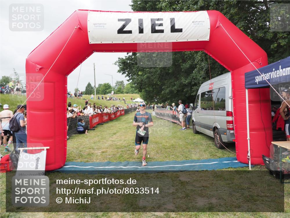 21.06.2025 - 27. Vierlanden-Triathlon MichiJ http://msf.ph/oto/8033514 15.06.2026 12:55:55 Ziel 707 meine-sportfotos.de