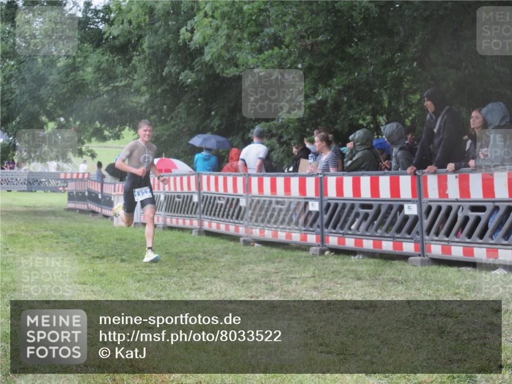 21.06.2025 - 27. Vierlanden-Triathlon KatJ http://msf.ph/oto/8033522 15.06.2025 13:45:25 Ziel 830, 1127 meine-sportfotos.de