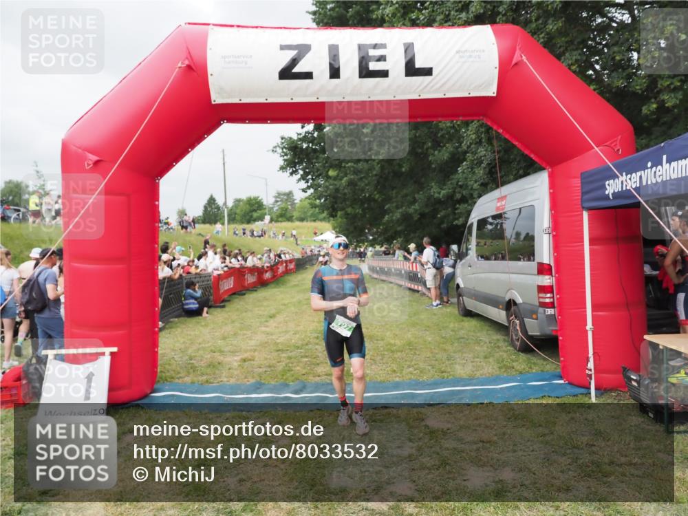 21.06.2025 - 27. Vierlanden-Triathlon MichiJ http://msf.ph/oto/8033532 15.06.2026 12:55:55 Ziel 707 meine-sportfotos.de