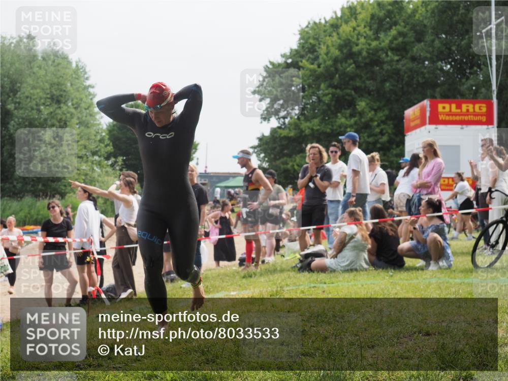 15.06.2025 - 27. Vierlanden-Triathlon KatJ http://msf.ph/oto/8033533 15.06.2025 11:16:01 Schwimmen 792, 919, 946, 951, 963 meine-sportfotos.de