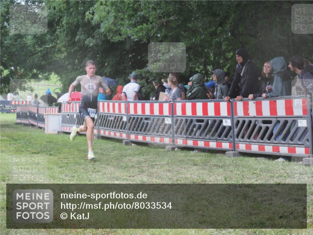 21.06.2025 - 27. Vierlanden-Triathlon KatJ http://msf.ph/oto/8033534 15.06.2025 13:45:25 Ziel 830, 1127 meine-sportfotos.de