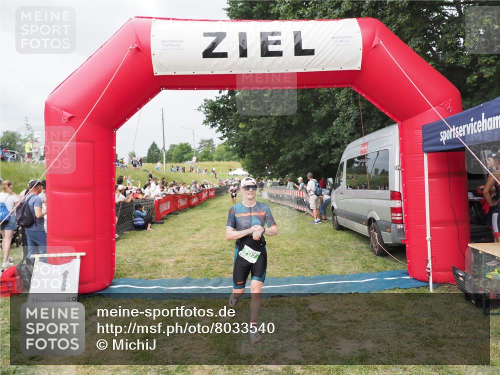 21.06.2025 - 27. Vierlanden-Triathlon MichiJ http://msf.ph/oto/8033540 15.06.2026 12:55:56 Ziel 707, 875 meine-sportfotos.de