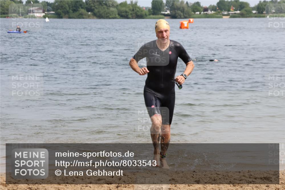 15.06.2025 - 27. Vierlanden-Triathlon Lena Gebhardt http://msf.ph/oto/8033543 15.06.2025 11:18:05 Schwimmen 834 meine-sportfotos.de